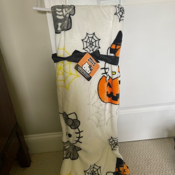 Hello Kitty Halloween 2023 Throw Blanket - Picture 2 of 3